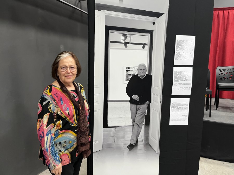 NORMA JUNTO A SU AMIGO. La curadora de esta muestra celebró la vida de Juan Carlos junto a grandes invitados.