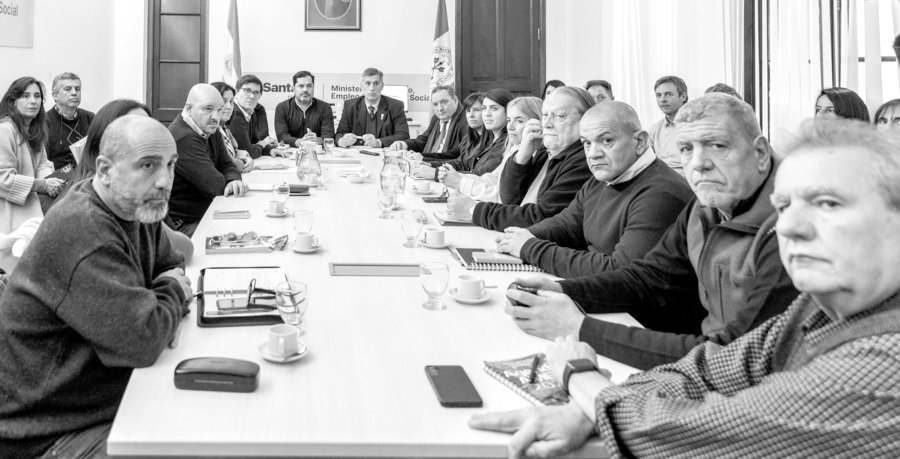 NO HUBO AVANCES. Representantes sindicales salieron frustrados del Ministerio de Trabajo. Reclaman subas urgentes y acusan al gobierno de dilatar definiciones claves.