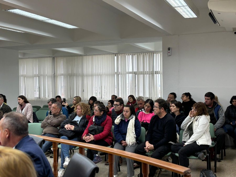 PRESENCIAS. Personas en situación de discapacidad, sus familiares y profesionales y prestadores asistieron a la sesión, junto a concejales electos como Dellasanta y Scavino.