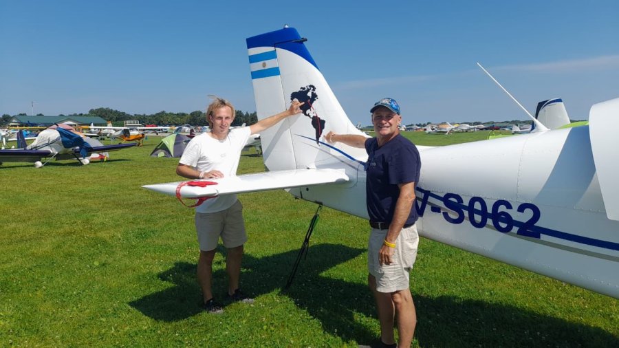EN OSHKOSH. Daniel y Valentín en el encuentro aeronáutico.