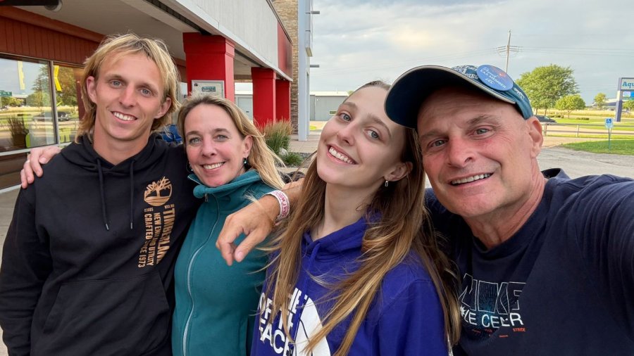FAMILIA REUNIDA. Daniel y Valentín junto a mamá Silvina y Delfina.