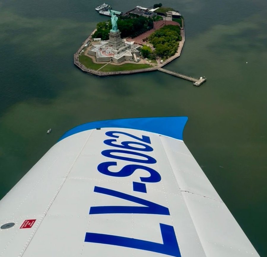 EN NUEVA YORK. Un increíble vuelo cerca de la Estatua de la Libertad.