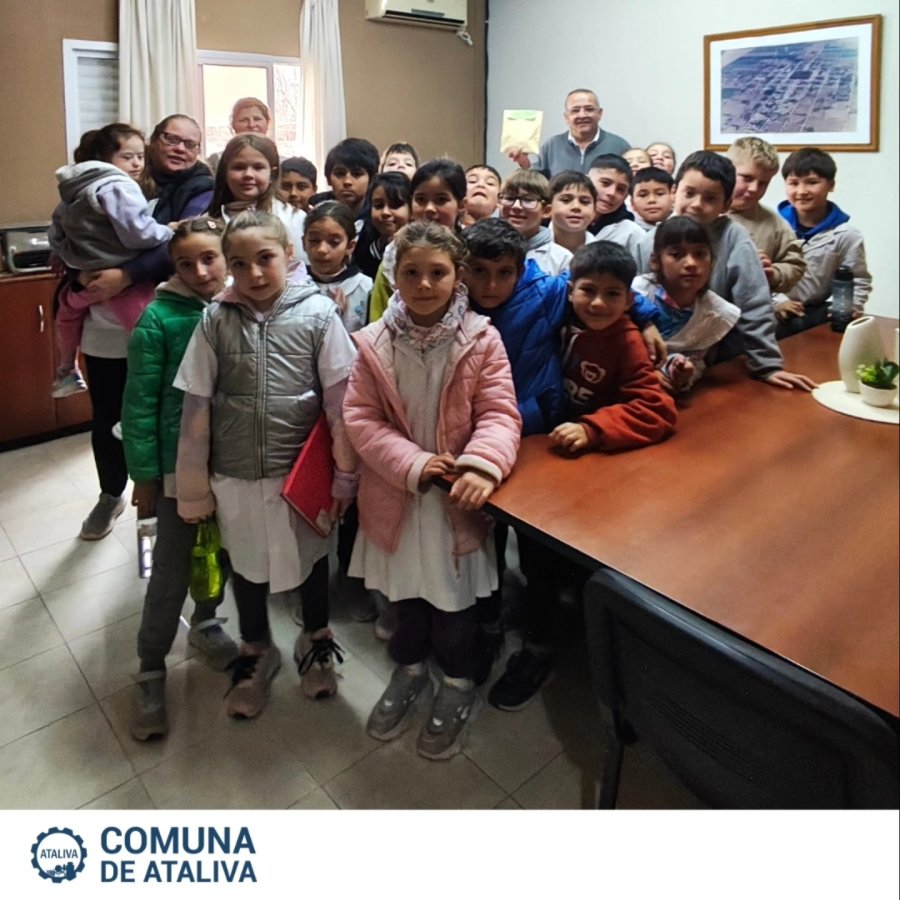 El contingente junto al Presidente Comunal.