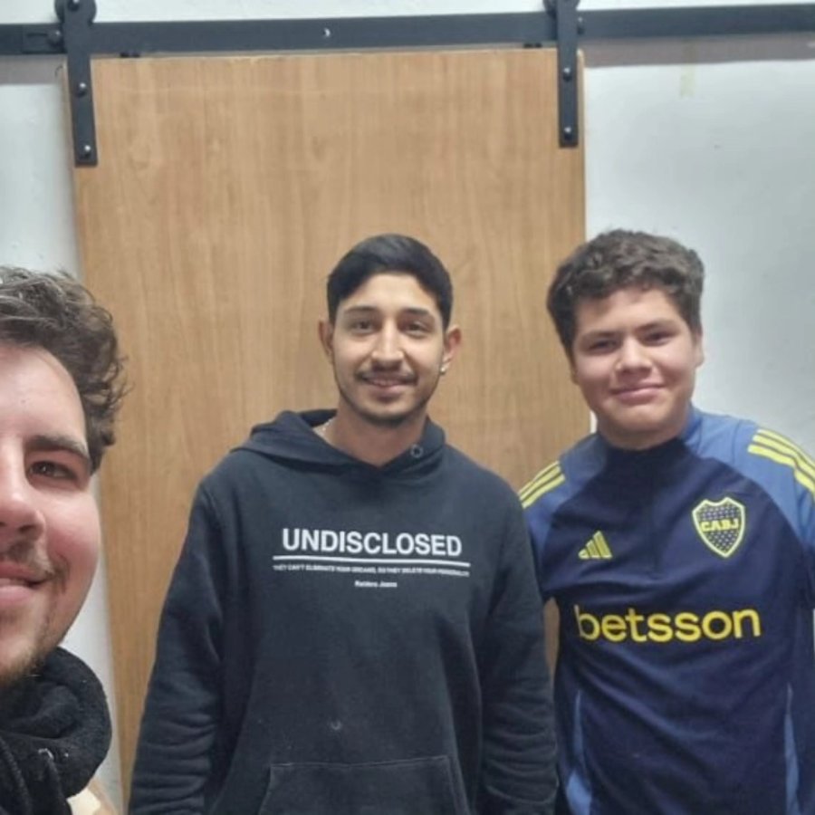 Alumnos junto a la obra concluida.