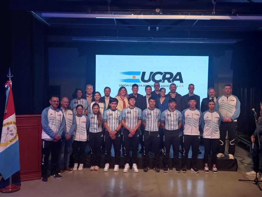 TODOS JUNTOS. Integrantes del seleccionado, autoridades y entrenadores.