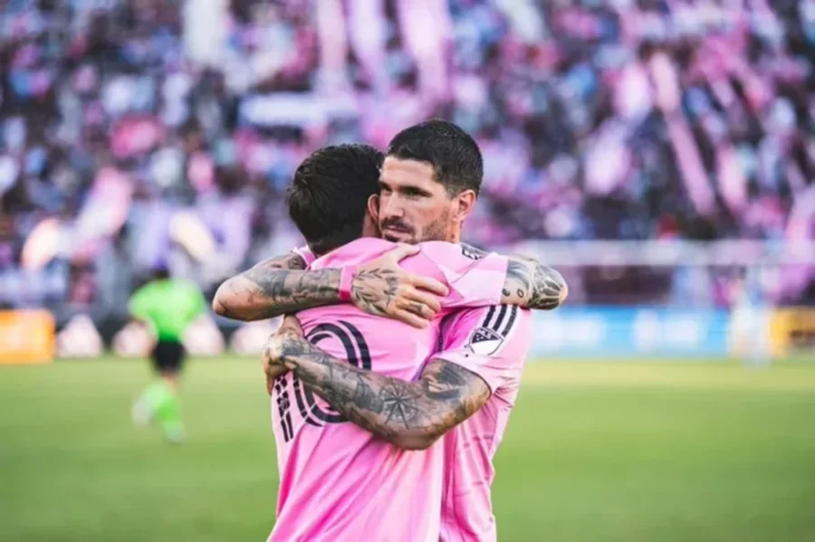 Messi junto a Rodrigo de Paul, el refuerzo estrella del Inter Miami en el último mercado de pases.