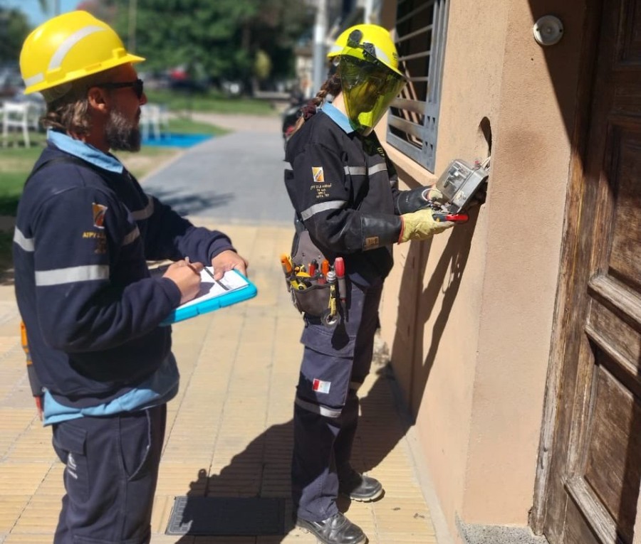 Personal de la EPE realiza controles de beneficiarios de tarifa social.