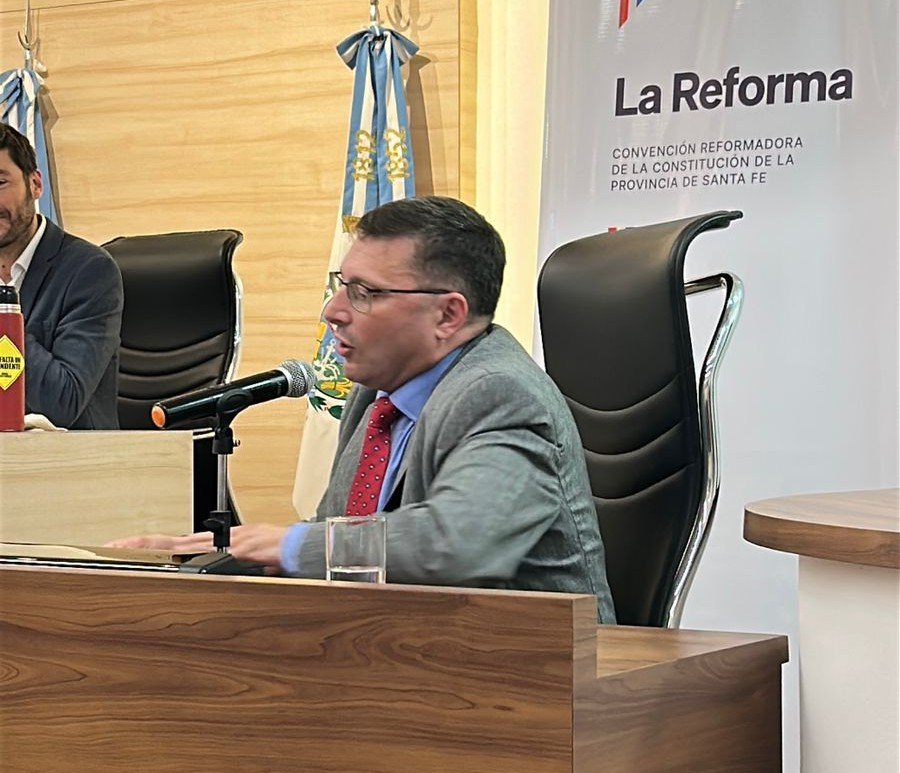 Lisandro M&aacute;rsico durante su presentaci&oacute;n ante la Comisi&oacute;n de R&eacute;gimen Municipal en Rosario. (FOTO PRENSA CONVENCIÓN)