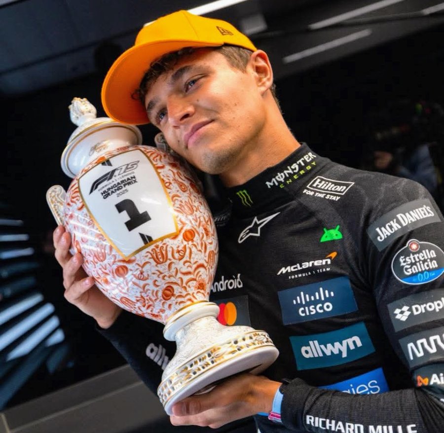 Lando Norris con el trofeo logrado en el GP de Hungría.