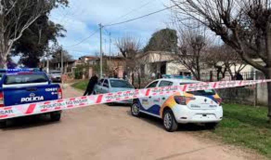 TRABAJO POLICIAL. En la casa del fallecido.