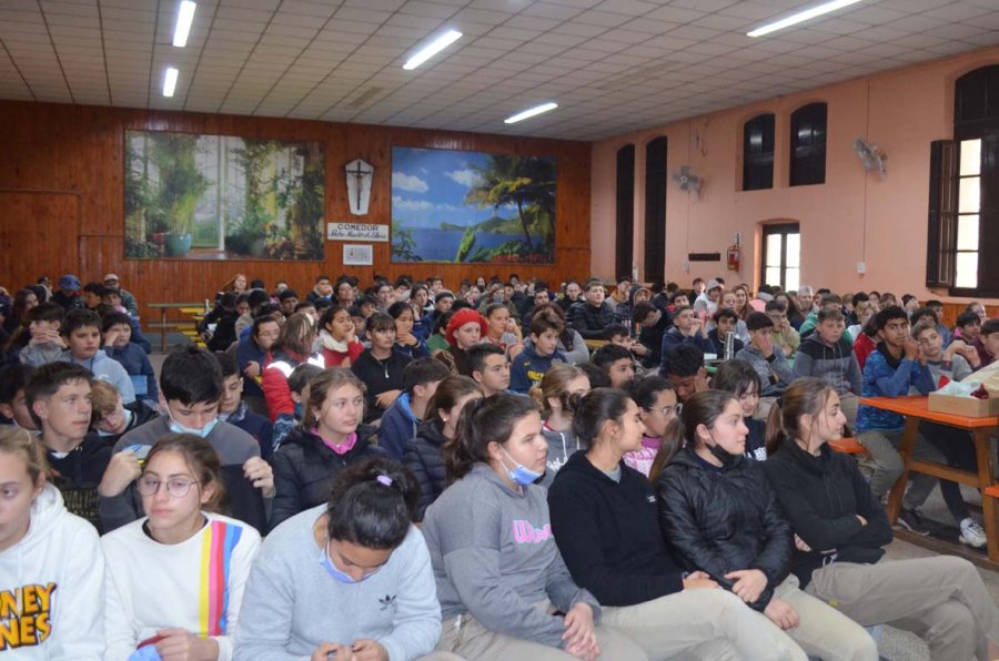 un salón absolutamente colmado respondió con creces a la convocatoria.