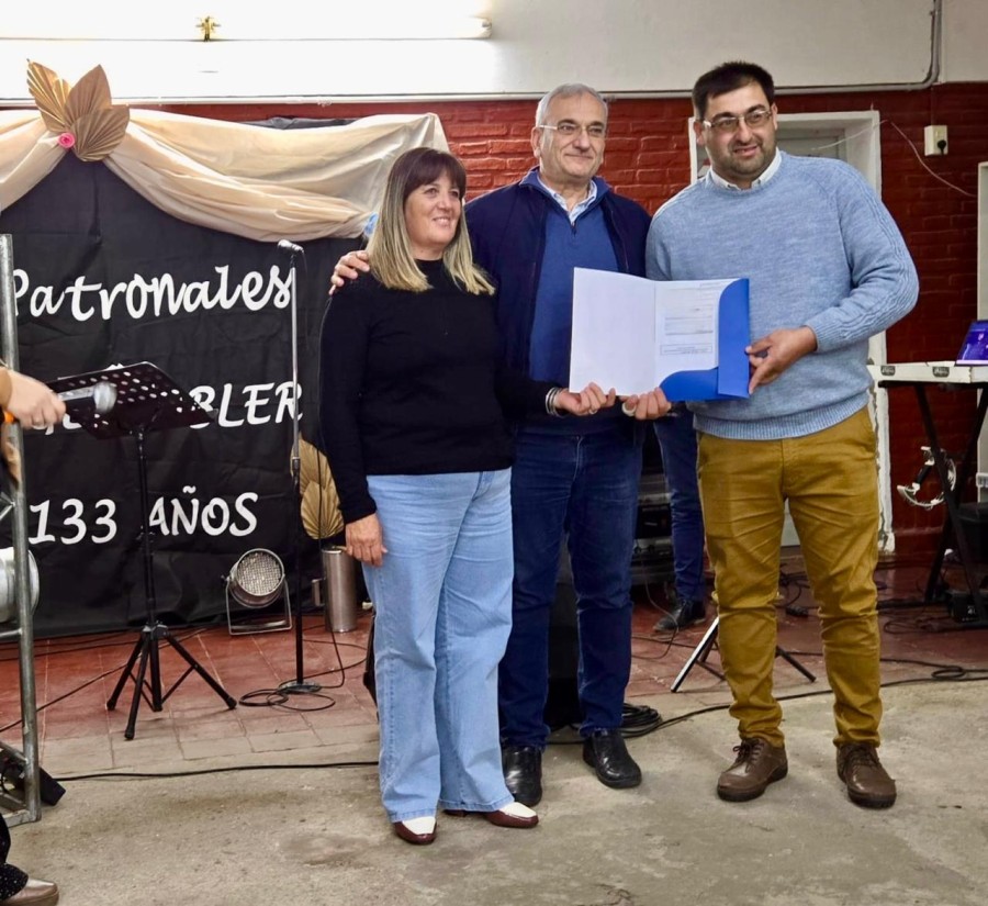 El momento de la entrega durante la celebración.