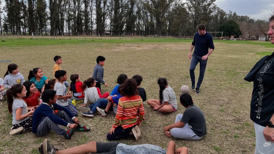 El Intendente con un grupo de niños en el Centro de Día.