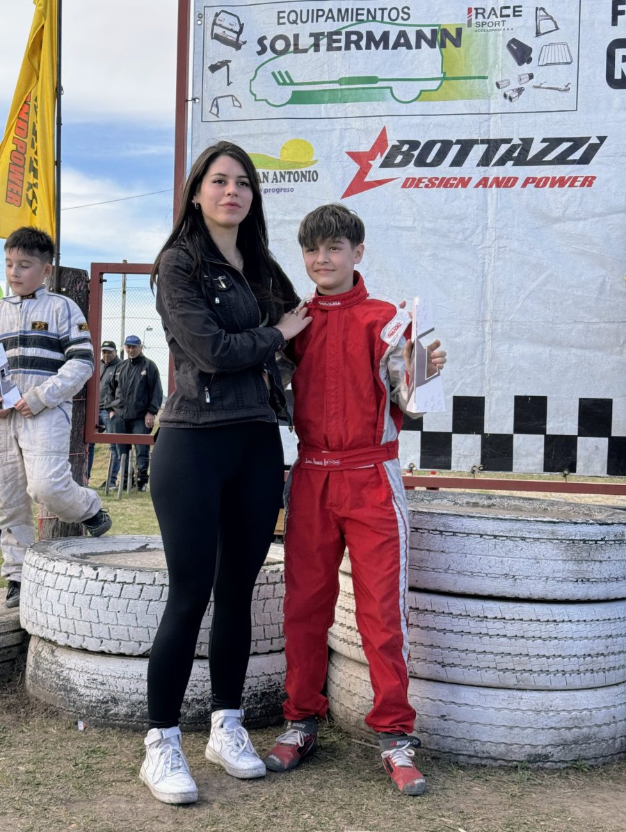 Felipe Masuero recibe su trofeo por la victoria en el Mini Power.