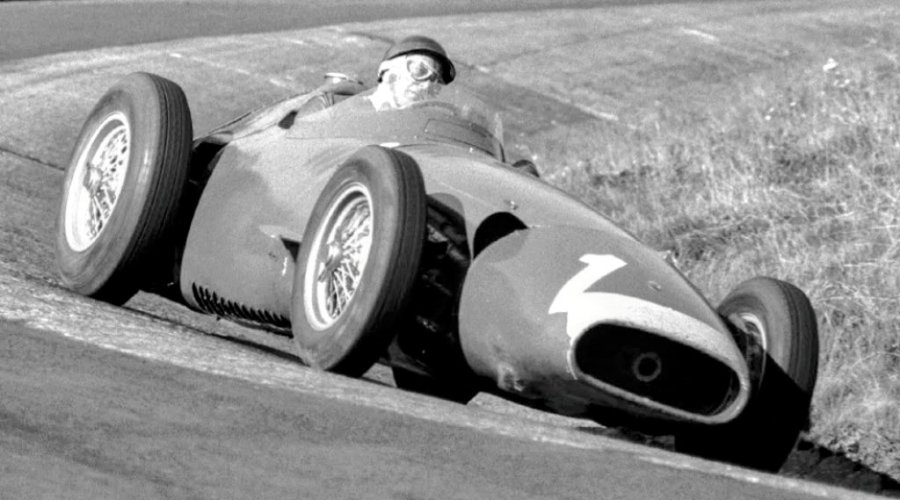 Juan Manuel Fangio y su Maserati en el circuito de Nürburgring.