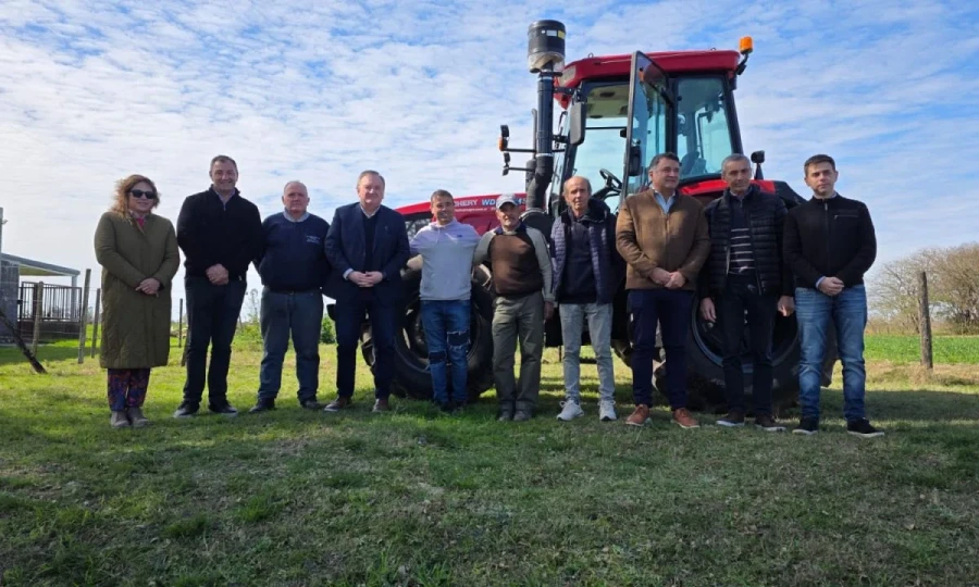 Presentación del tractor en Ñanducita.