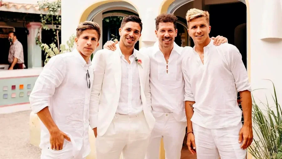 Gianluca Simeone junto a Diego Pablo, Giovanni y Giuliano.