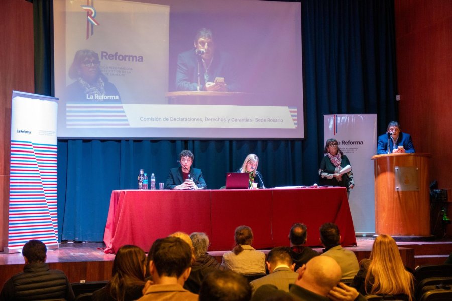 La Comisi&oacute;n de Declaraciones, Derechos y Garant&iacute;as realiz&oacute; su segunda audiencia p&uacute;blica en la Facultad de Derecho de la Universidad Nacional de Rosario.
(FOTO PRENSA CONVENCI&Oacute;N)