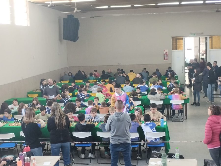 Vista del salón con los ajedrecistas en el desarrollo de la justa delo juego ciencia.