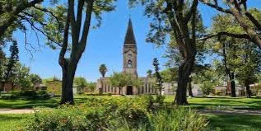 El templo parroquial de Plaza Clucellas.