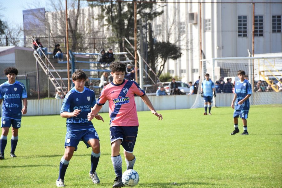 EN EL SUR. Los pibes jugaron la décima fecha.