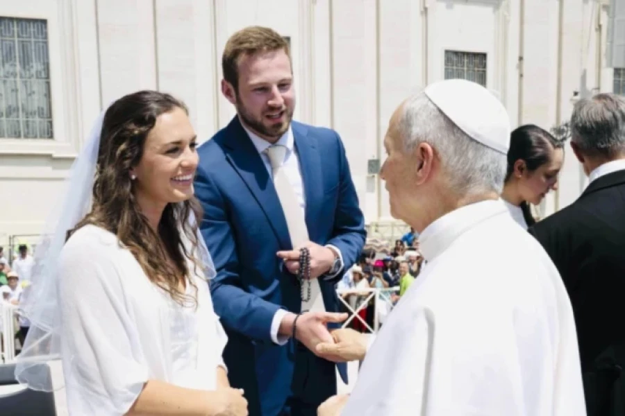 Los recién casados ​​Anna y Cole Stevens se reunieron con el papa León XIV en la audiencia general en Roma el miércoles 11 de junio de 2025.