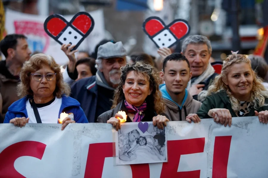 Los trabajadores del Garrahan marchan al Congreso de la Nación.
