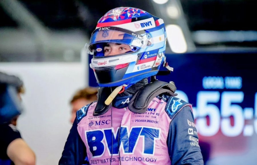 Franco Colapinto durante una pausa en el circuito de Hungaroring.