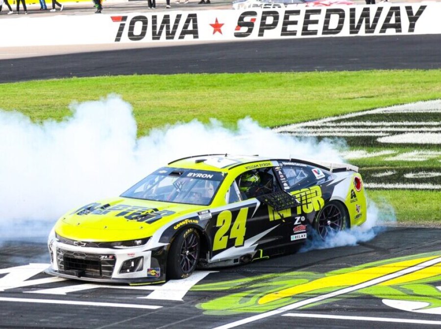 William Byron festejando su victoria en el Iowa Speedway.