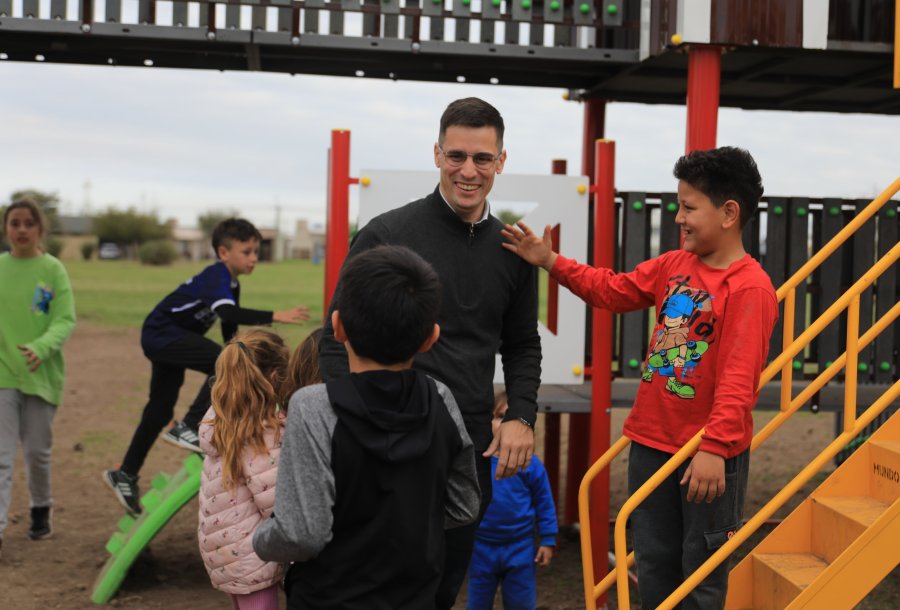 El intendente, Leonardo Viotti, encabezó la inauguración de la renovada área de juegos de la Plaza de barrio "El Bosque".