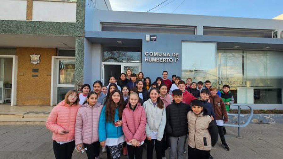 La delegación junto a a Mauro Gilabert frente al edificio comunal.