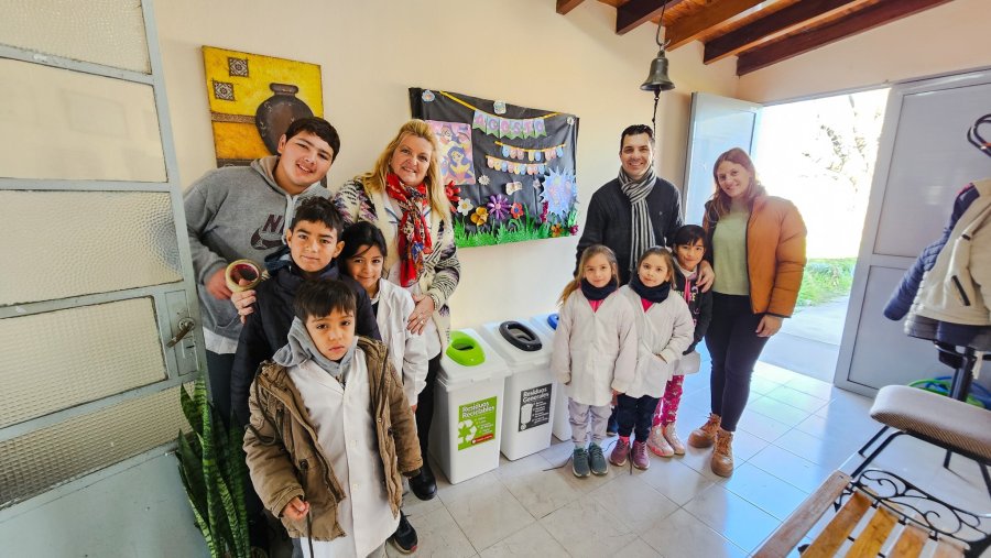 VISITA. El titular de la Comuna con docentes y alumnos de una de las escuelas.