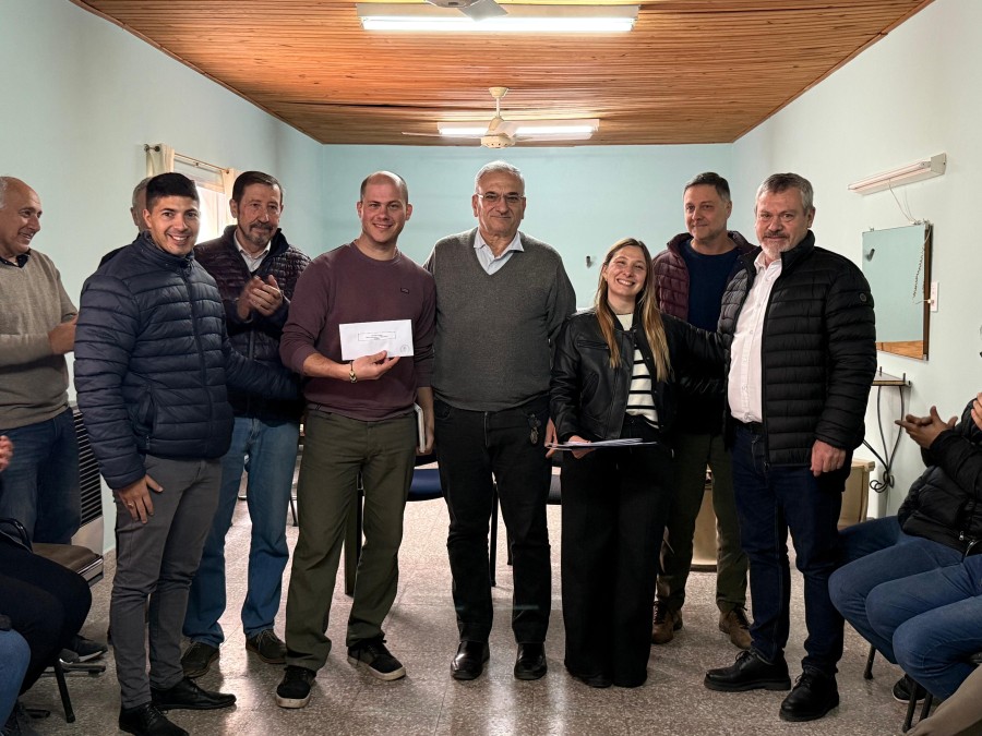 EN EL CENTRO DE JUBILADOS. Los visitantes con representantes de las instituciones beneficiadas.