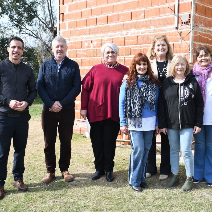Las autoridades durante el recorrido por el edificio escolar.