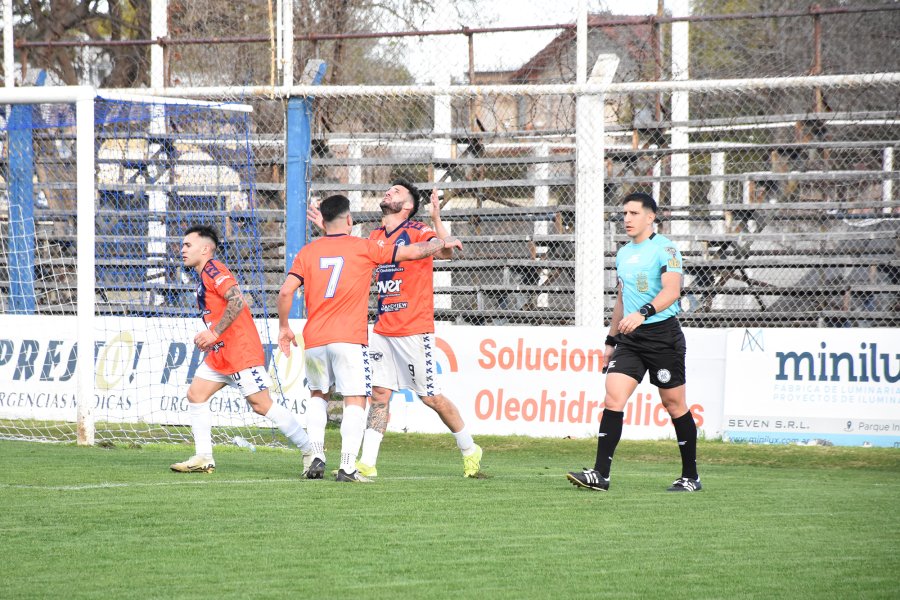 DESAHOGO. Jiménez y García tras festejar con Molina, luego del gol del "Loco" ante El Linqueño.