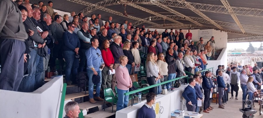 CONVOCATORIA. La tribuna de San Justo estuvo colmada de productores ávidos de negocios.