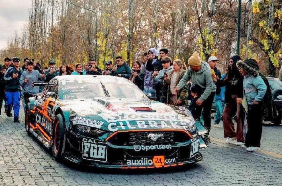 LA PROMOCIÓN. Julián Santero con el Ford en su recorrida por las calles mendocinas.
