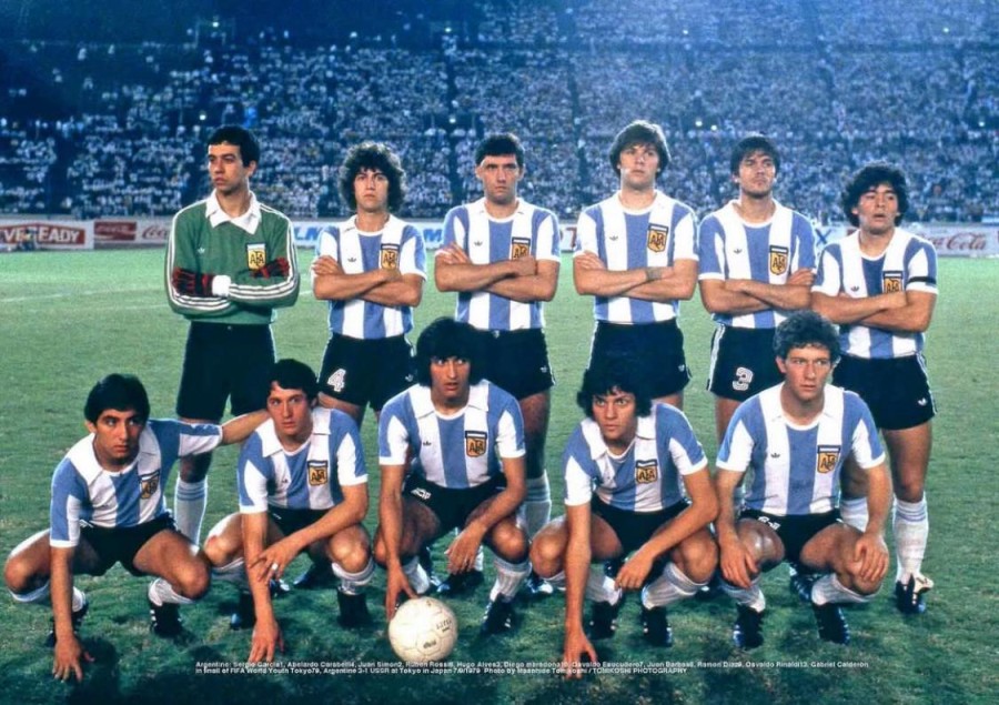 DE 1979. La Selección argentina juvenil que venció a la Unión Soviética en la final, con Rubén Rossi parado en el cuarto lugar, de izquierda a derecha.