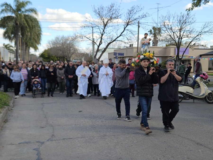 DEVOCION INTACTA. Los fieles rafaelinos participaron de la procesión que se realizó en cercanías de la capilla, que una vez más le rindió tributo al santo del pan y del trabajo.