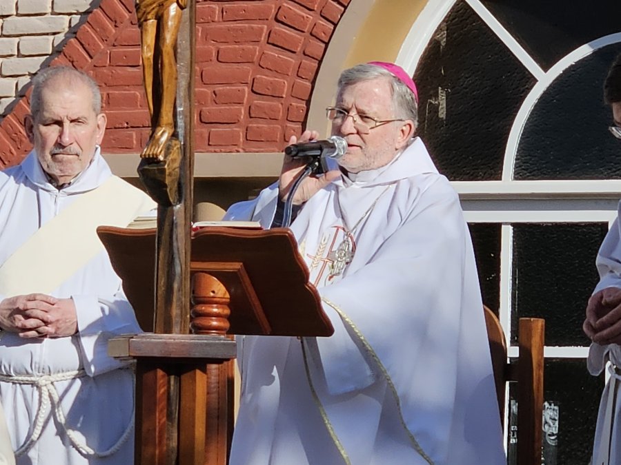 CONSAGRACION. La misa central, presidida por el obispo Pedro Torres, dejó un mensaje profundo de solidaridad, fe y dignidad.