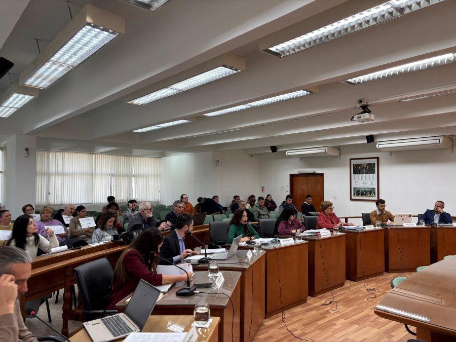 SESIÓN CALIENTE. El Concejo aprobó seis proyectos, entre ellos el que autoriza al Ejecutivo a realizar compra directa de alimentos, mientras en la barra estuvieron representantes de un comedor comunit