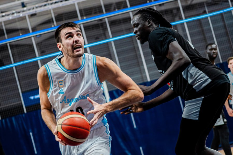 Gonzalo Bressán busca anotar bajo el aro.