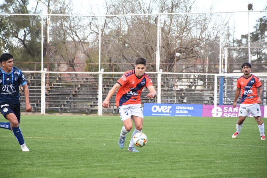 REFERENTE. El lateral izquierdo benhurense Martín Alemandi.