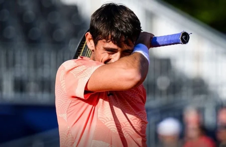NO LO DEFINIO. Tuvo el partido para ganarlo en el segundo set.