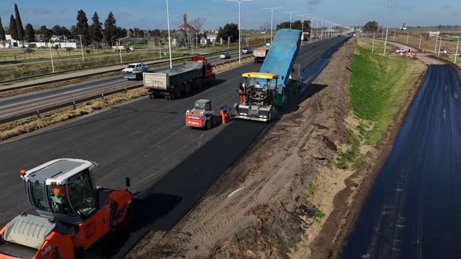 OBRA. El tercer carril de la autopista Rosario-Santa Fe comenzó a construirse a principios del 2025 y avanza a paso firme.