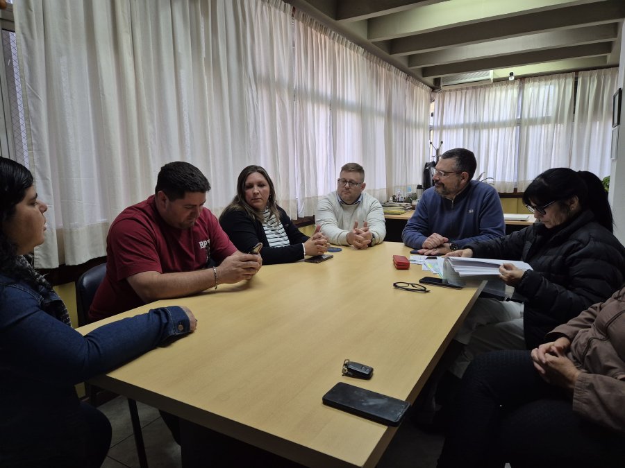 El secretario de Gobierno, Germán Bottero y la concejal Alejandra Sagardoy, entre otros, junto a representantes de empresas de remises.