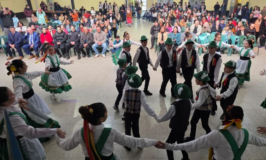 Autoridades y gran cantidad de público apreciando los números artísticos.