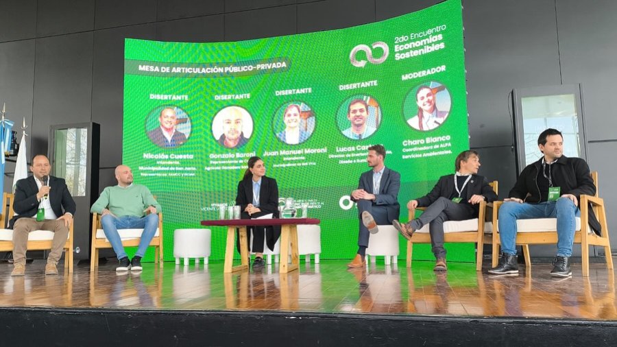 Los panelistas durante el encuentro.