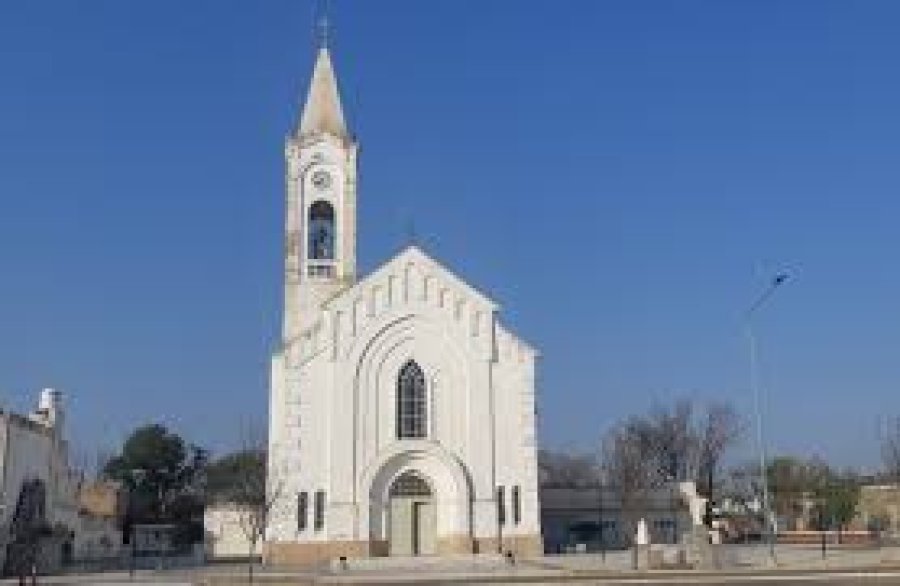 Templo parroquial Santa Clara de Asís.