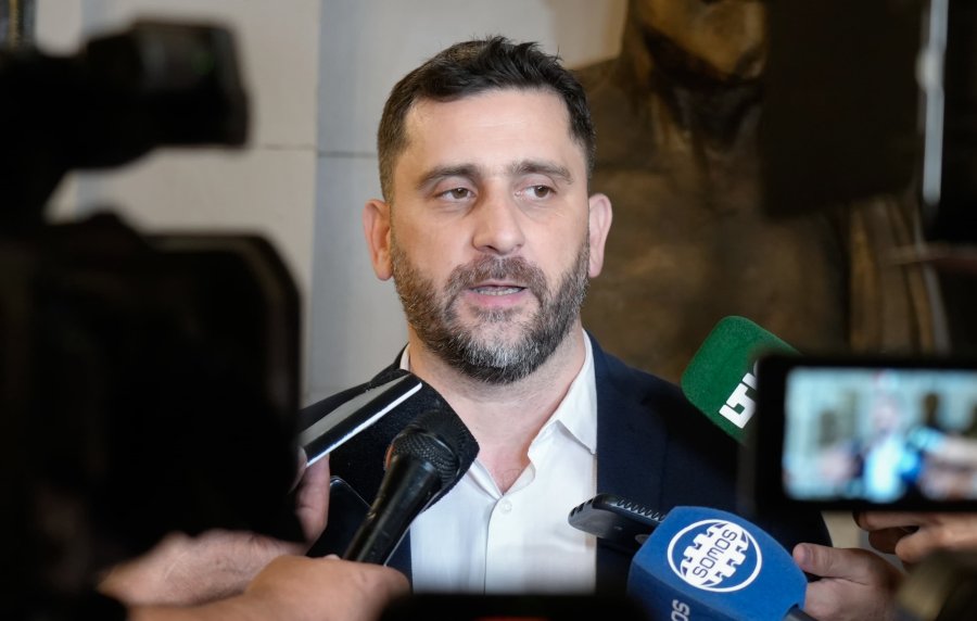 “Mientras en Nación se eliminan secretarías estratégicas, en nuestra provincia se anuncian inversiones en infraestructura", dijo Cuvertino.